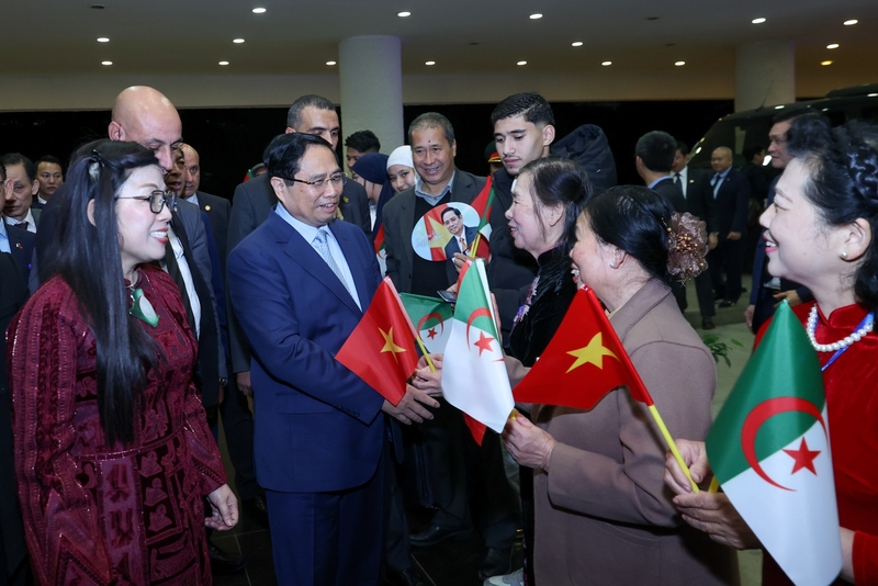 Thủ tướng Phạm Minh Chính, Phu nhân Lê Thị Bích Trân và Đoàn đại biểu cấp cao Việt Nam gặp gỡ cán bộ, nhân viên Đại sứ quán và cộng đồng người Việt Nam tại Algeria. Ảnh: VGP/Nhật Bắc