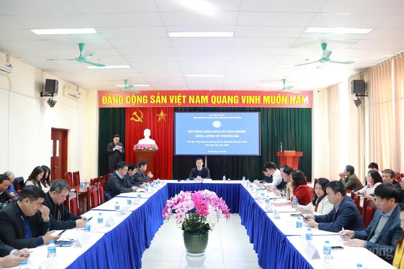 Đối thoại thu hút sự tham gia của đại diện nhiều cục, vụ thuộc Bộ Công Thương, doanh nghiệp, hiệp hội ngành hàng. Ảnh: Thanh Tuấn