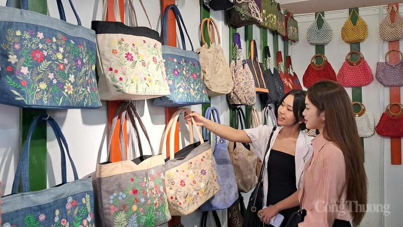 Hà Nội chuẩn bị tổ chức Hội chợ hàng công nghiệp nông thôn Thủ đô năm 2025 tại xã Trung Giã. Ảnh: N.H