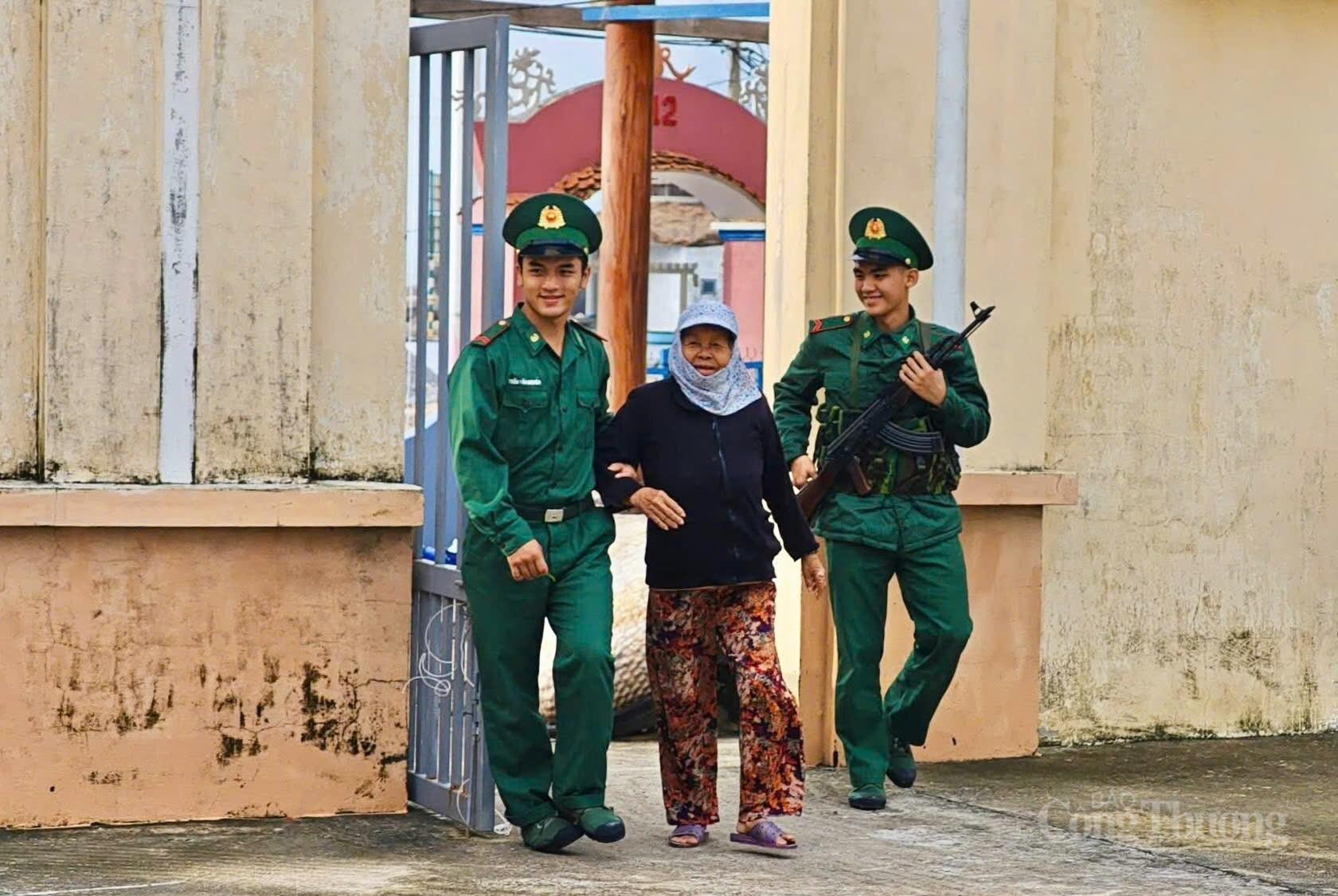 Bộ đội biên phòng chạy đua từng giờ giữ bình yên xã đảo - 13