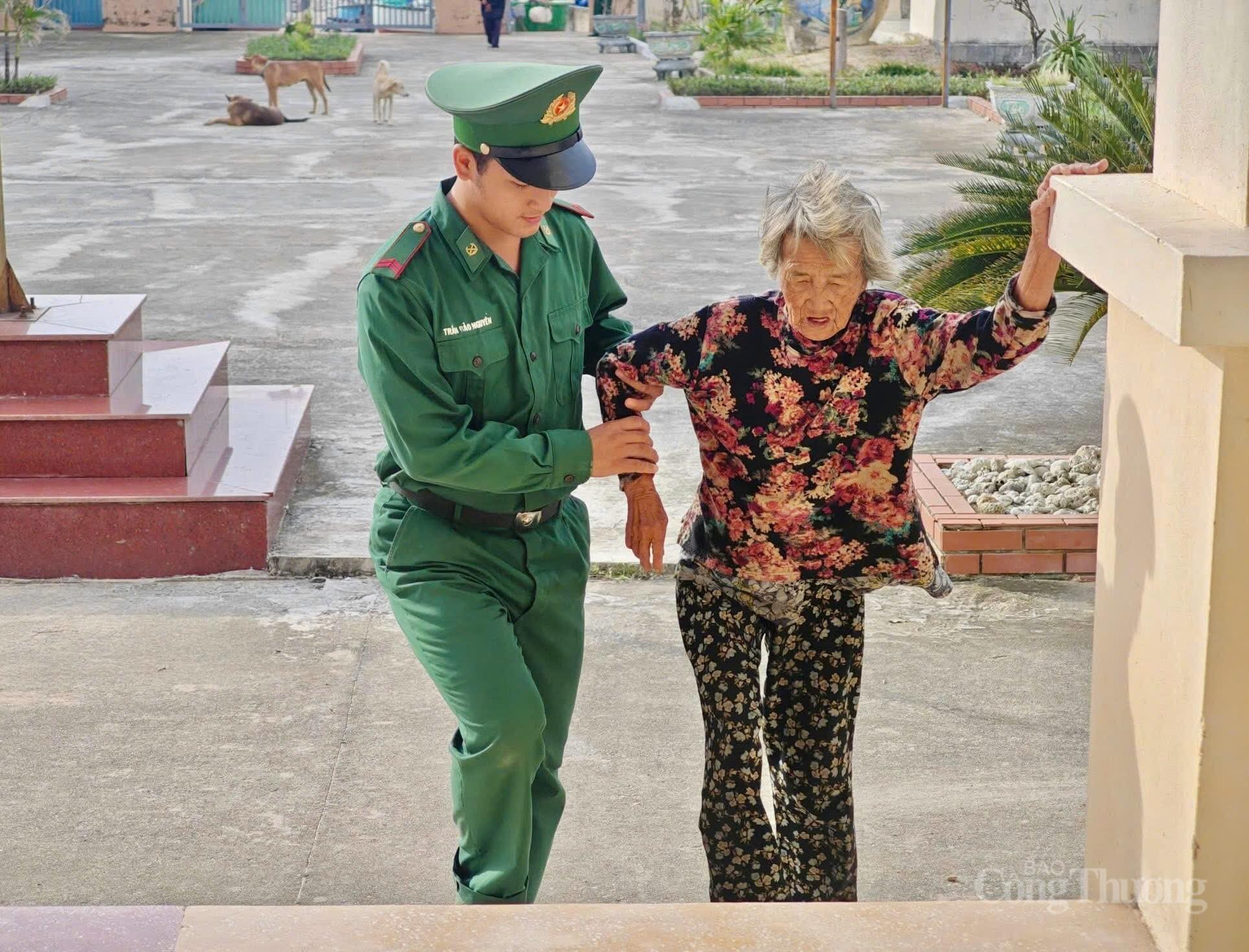 Các hộ gia đình, người già được các chiến sĩ Đồn biên phòng Nhơn Châu dìu tới nơi trao quà.