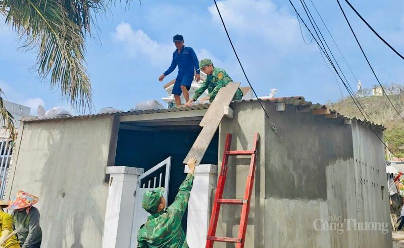 Cán bộ, chiến sĩ Đồn Biên phòng có mặt ở từng xóm nhỏ hỗ trợ hộ dân sửa lại mái nhà.