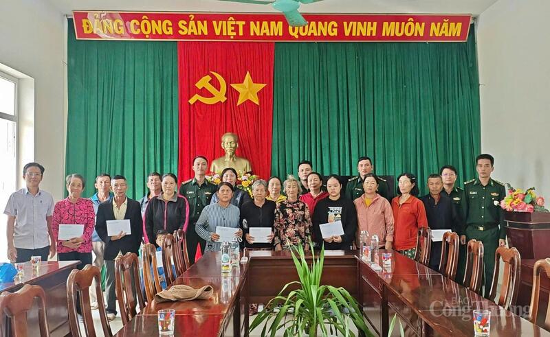 Đồn Biên phòng Nhơn Châu trao quà cho các hộ gia đình có hoàn cảnh khó khăn, người già neo đơn, hộ dân và nhà chiến sĩ đang phục vụ tại ngũ trong đơn vị bị thiệt hại do bão, lũ lịch sử gây nên.