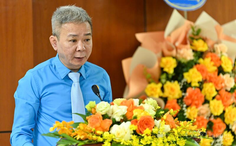 Đồng chí Nguyễn Tiến Cường, Phó Tổng Biên tập Báo Công Thương, Chủ tịch Công đoàn Báo Công Thương trình bày diễn văn khai mạc Đại hội. Ảnh: Nam Nguyễn