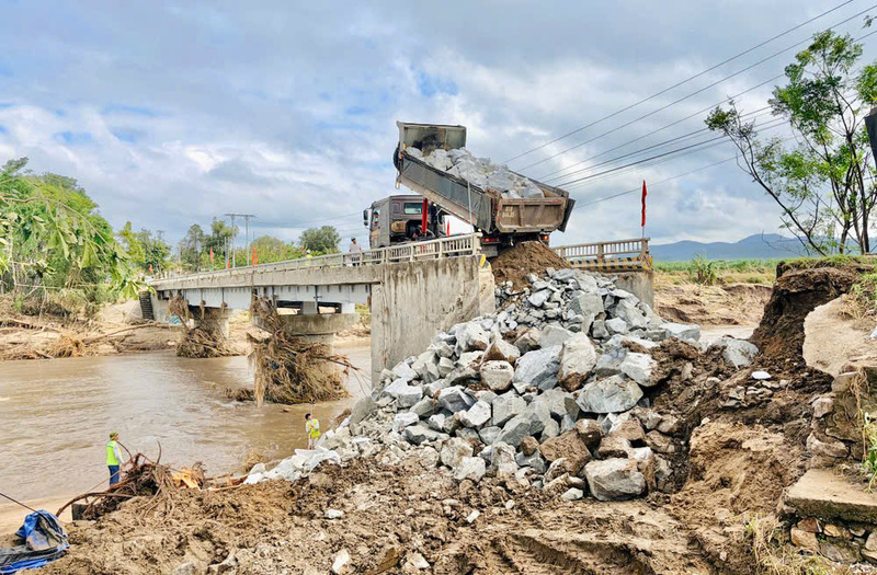 Cầu Đăk Pờ Tó (xã Pờ Tó) sạt lở do bão số 13. Ảnh: Hiền Mai