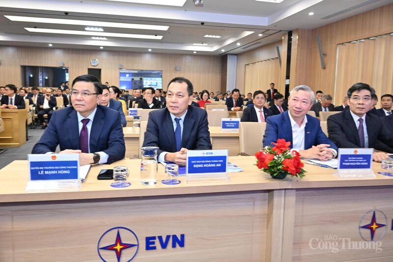 Quyền Bộ trưởng Lê Mạnh Hùng cùng đại diện lãnh đạo các cục, vụ, đơn vị liên quan của Bộ Công Thương và Chủ tịch HĐTV EVN Đặng Hoàng An tại hội nghị. Ảnh Cấn Dũng