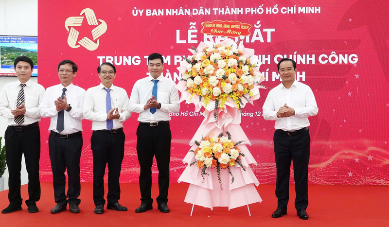 Ông Nguyễn Văn Được - Chủ tịch UBND TP. Hồ Chí Minh chúc mừng ra mắt Trung tâm Phục vụ hành chính công TP. Hồ Chí Minh. Ảnh: Minh Khuê.