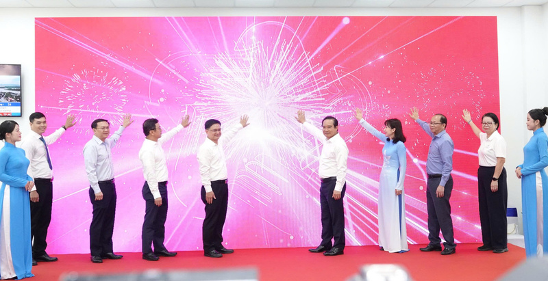 Lãnh đạo TP. Hồ Chí Minh và các sở, ngành thực hiện nghi thức ra mắt Trung tâm Phục vụ hành chính công TP. Hồ Chí Minh. Ảnh: Minh Khuê.