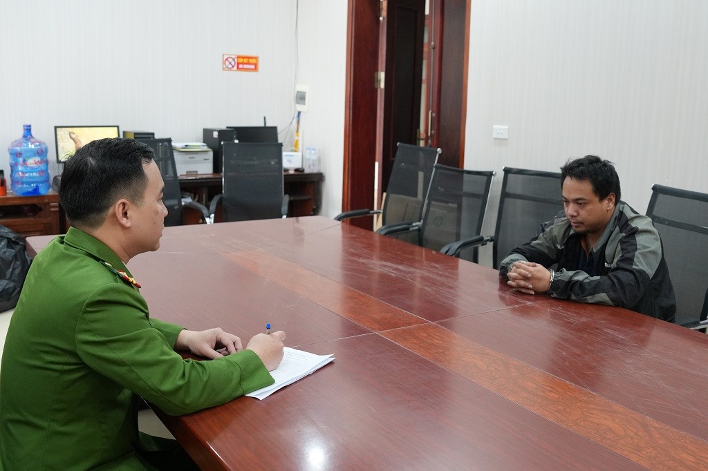 Cán bộ Phòng Cảnh sát kinh tế lấy lời khai đối tượng Nguyễn Thành Công Cán bộ Phòng Cảnh sát kinh tế lấy lời khai đối tượng Nguyễn Thành Công