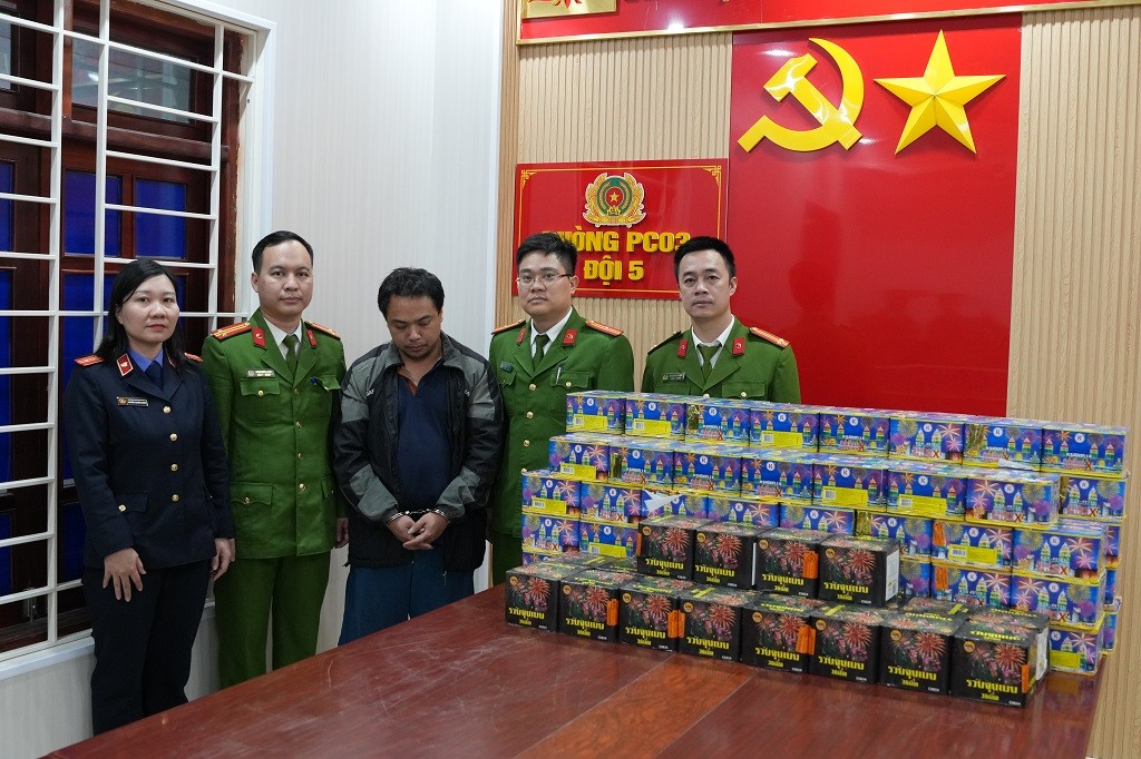 Đối tượng Nguyễn Thành Công cùng số tang vật tại Cơ quan Công an Đối tượng Nguyễn Thành Công cùng số tang vật tại Cơ quan Công an