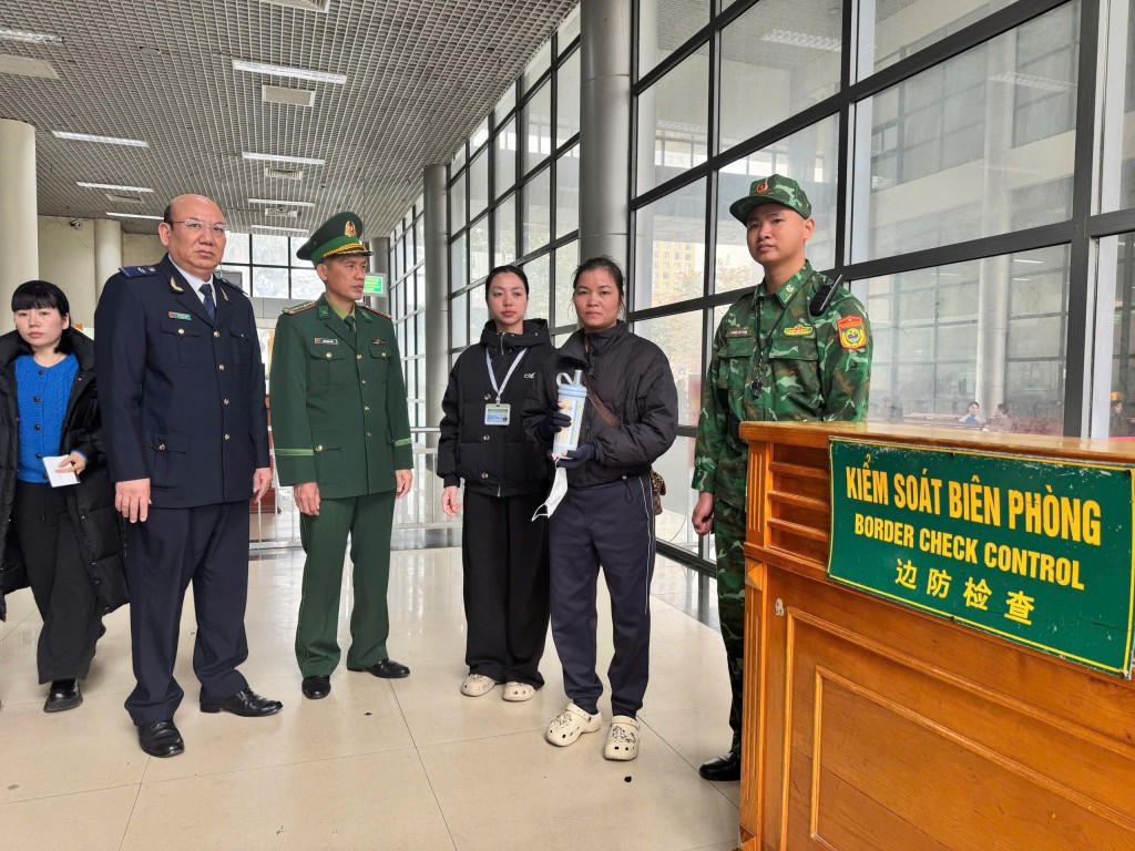 Bắt giữ vụ vận chuyển trái phép trang sức bạc qua biên giới Bắt giữ vụ vận chuyển trái phép trang sức bạc qua biên giới