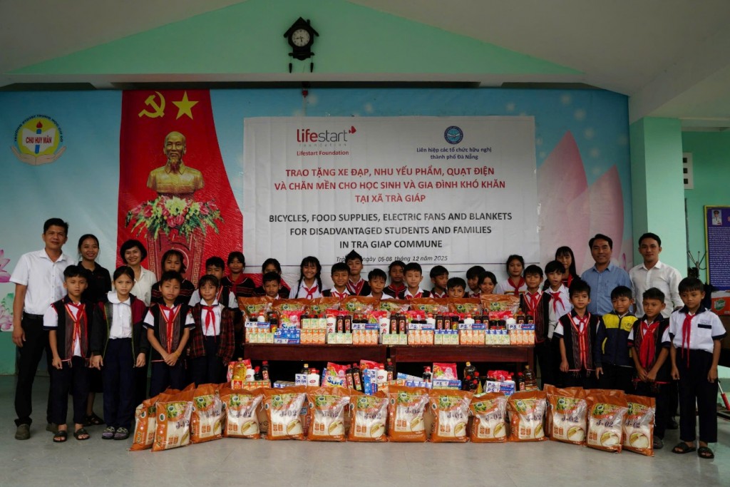 Tổ chức Lifestart Foundation trao tặng nhu yếu phẩm, chăn mền cho các em học sinh tại xã Trà Giáp