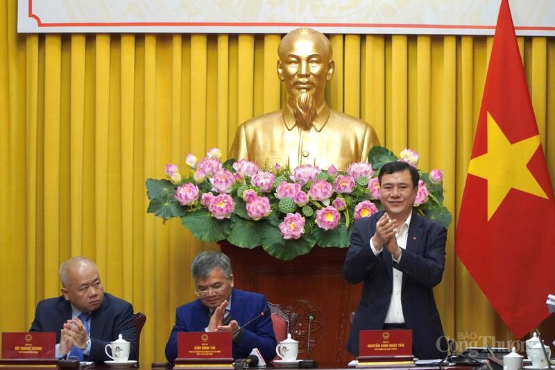 Thứ trưởng Bộ Công Thương Nguyễn Sinh Nhật Tân dự họp báo công bố Lệnh của Chủ tịch nước công bố Luật Thương mại điện tử. Ảnh: Minh Trang