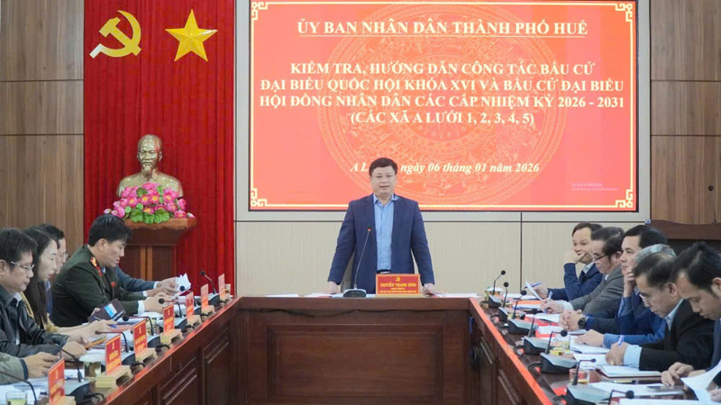 Phó Chủ tịch Thường trực UBND thành phố Huế Nguyễn Thanh Bình kiểm tra công tác bầu cử tại các xã A Lưới. Ảnh: H. Minh