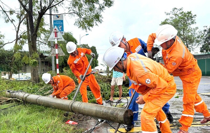 Năm 2025, mưa bão liên tục đã làm thiệt hại nặng nề lưới điện trên địa bàn toàn tỉnh Nghệ An. Ảnh: Mai Liễu