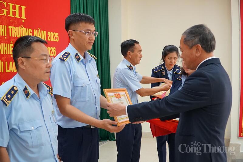 Thay mặt Sở Công Thương Đắk Lắk, ông Mai Mạnh Toàn tặng giấy khen cho những cá nhân có thành tích xuất sắc năm 2025.