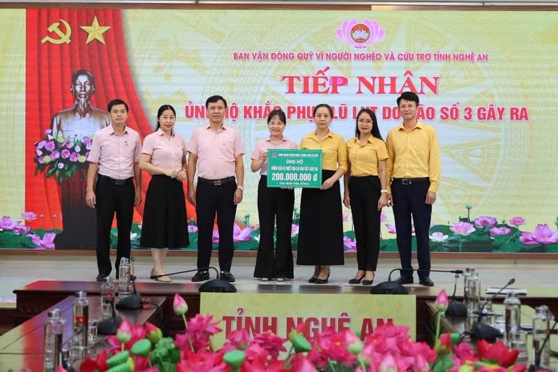 Chi nhánh NHCSXH tỉnh Nghệ An ủng hộ khắc phục hậu quả bão số 3. Ảnh: Mai Liễu