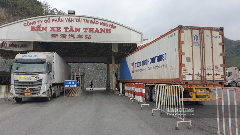 Tại cửa khẩu Tân Thanh ghi nhận 584 xe thông quan trong ngày 21/1, trong đó xuất khẩu tăng mạnh lên 204 xe