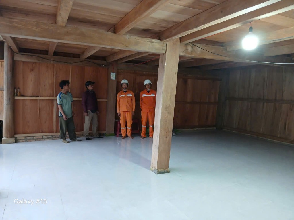 Quảng Ngãi: Trèo đèo, vượt suối cấp điện cho 35 hộ dân vùng sâu Quảng Ngãi: Trèo đèo, vượt suối cấp điện cho 35 hộ dân vùng sâu