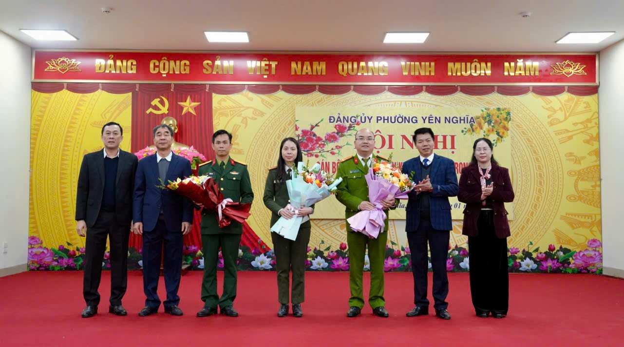 Bí thư Đảng ủy, Chủ tịch HĐND phường Nguyễn Nguyên Quân tặng hoa chúc mừng Trung tá Giang Thanh Tuyên nhận công tác và giữ chức vụ Trưởng Công an phường Yên Nghĩa.