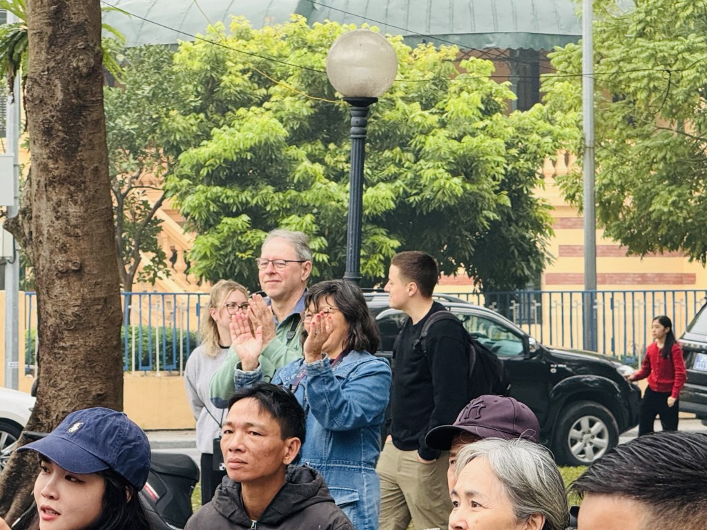 Những tiếng vỗ tay tiếp thêm niềm hăng say cho các nghệ sĩ