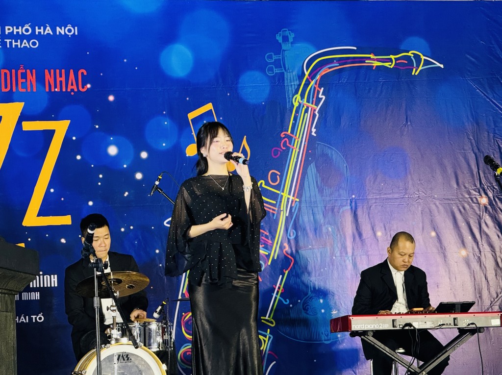 Nữ ca sĩ Minh Thu vừa hát vừa giao lưu bằng tiếng Anh với khán giả