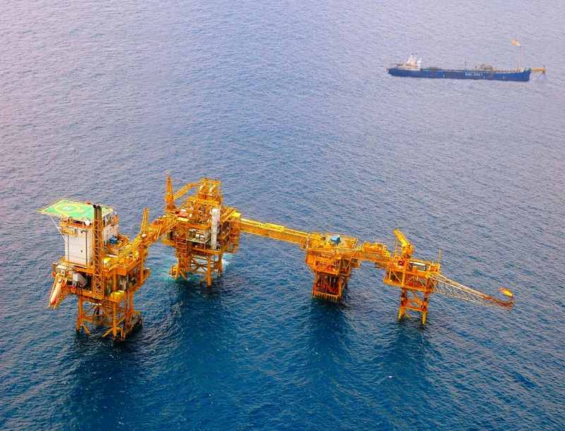 Cụm giàn khai thác Mỏ Rạng Đông. Ảnh: Petrovietnam