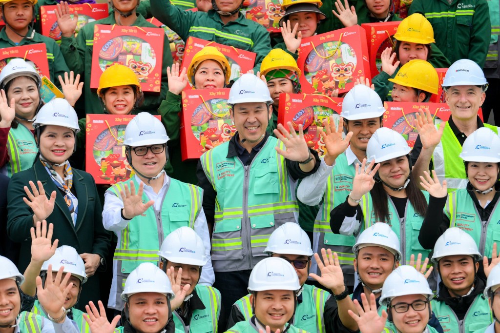 Đại biểu tham dự chương trình cùng các cán bộ, nhân viên và người lao động dự án chụp hình kỷ niệm