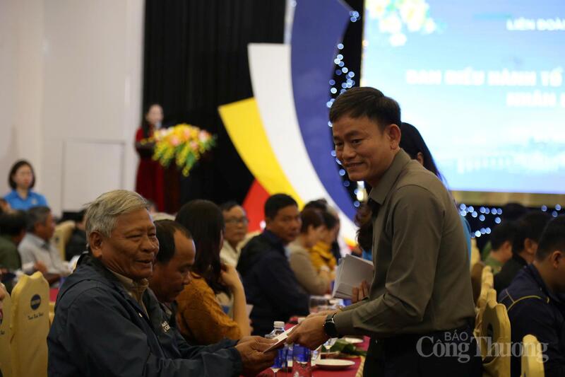 Trao quà cho Ban điều hành các Tổ công nhân tự quản khu nhà trọ trên địa bàn TP. Đà Nẵng