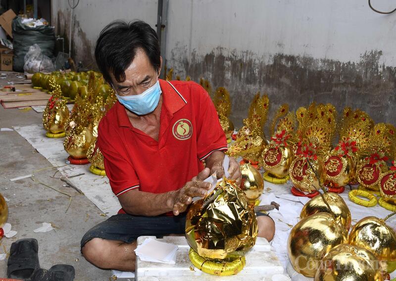 Công đoạn dát vàng lên bề mặt trái dừa.