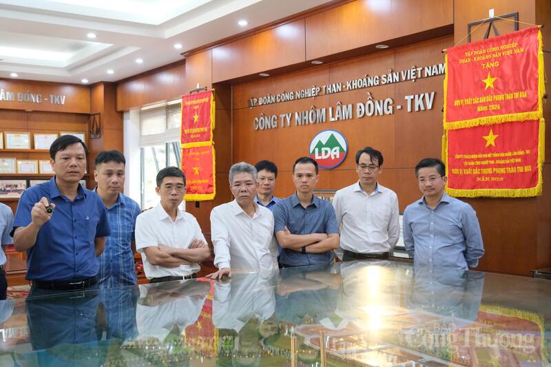 Đoàn công tác của Bộ Công Thương làm việc với Công ty Nhôm Lâm Đồng. Ảnh: Minh An
