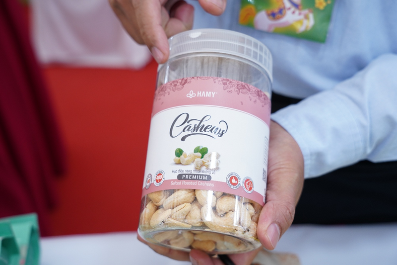 Hạt điều rang không muối được tuyển chọn kĩ từng hạt, rang chín vàng đều, vị ngọt tự nhiên. Ảnh: Mai Linh