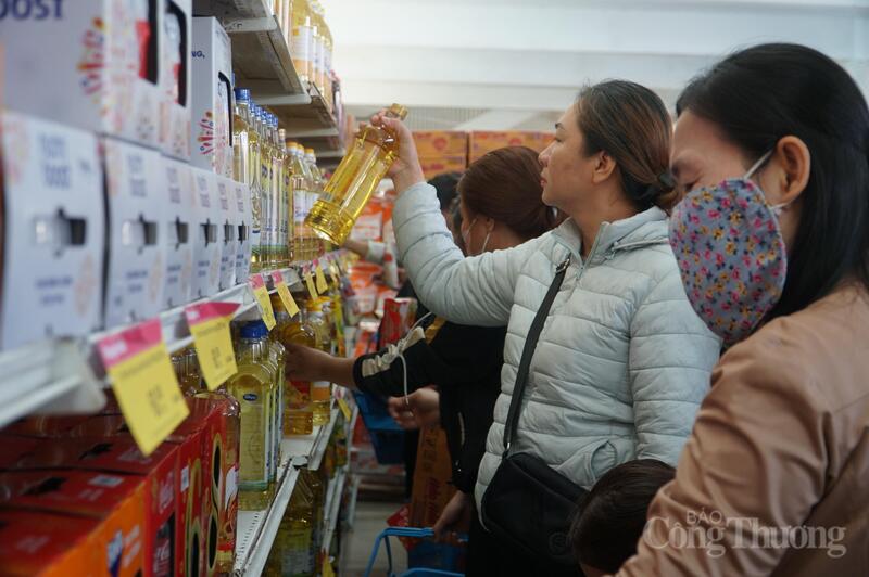 Với phiếu mua hàng trị giá 1 triệu đồng, người dân tự chọn các sản phẩm hàng hóa phù hợp với nhu cầu thiết yếu của gia đình.