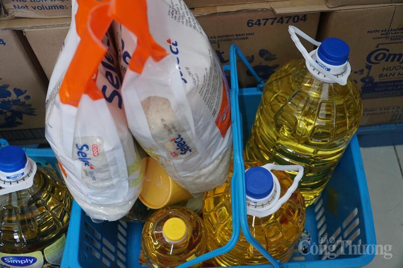 Giỏ hàng của một hộ gia đình tại Chợ Tết 0 đồng.