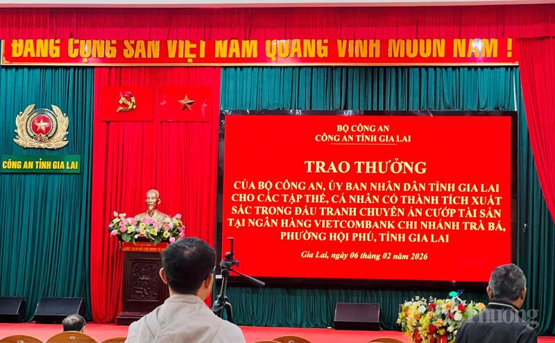 Sáng nay, Công an tỉnh Gia Lai tổ chức trao thưởng và họp báo thông tin về vụ bắt giữ đối tượng cướp ngân hàng. Ảnh: Hiền Mai