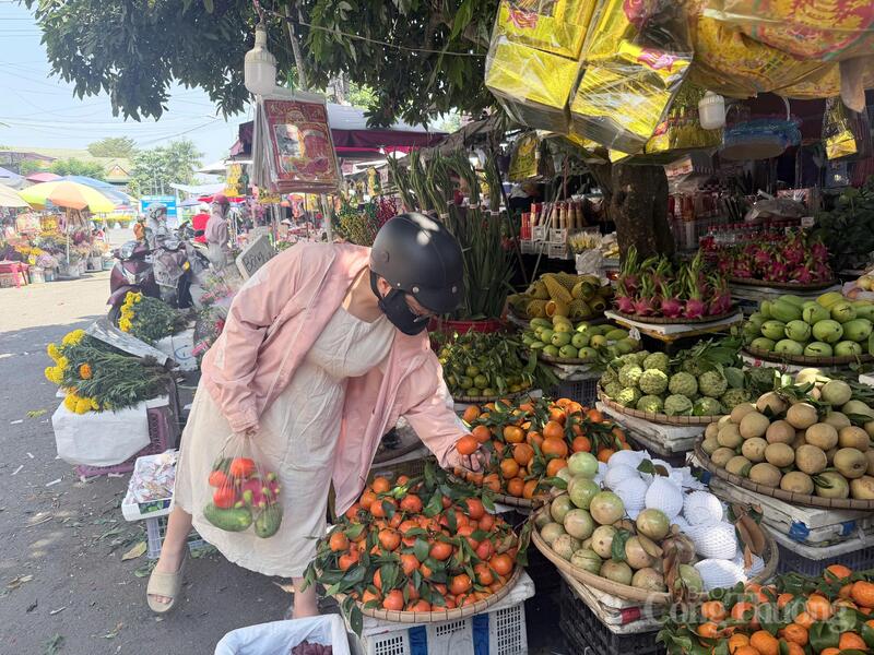 Bên cạnh đồ vàng mã và cá chép, các loại trái cây tươi như quýt, mãng cầu, hồng xiêm... được người dân lựa chọn kỹ lưỡng để chuẩn bị cho mâm cúng. Ảnh: Minh Anh.