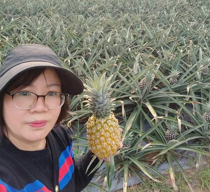 Chị Lan Anh giới thiệu về các nông sản của địa phương. Ảnh: Mai Liễu