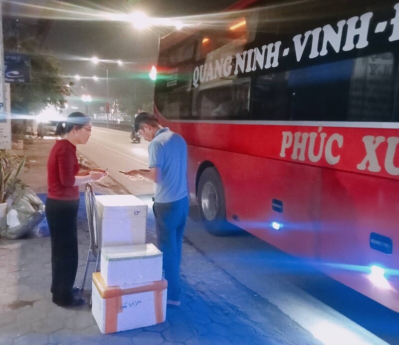 Những chuyến hàng đều đặn chuyển đi cho khách hàng các tỉnh, thành. Ảnh: Mai Liễu