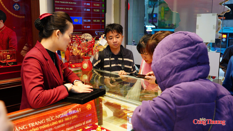 Nhân viên cửa hàng kiểm tra kỹ sản phẩm trước khi bàn giao cho khách.