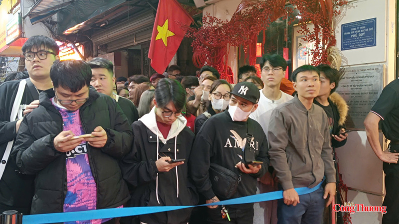 Dòng người nối dài nhưng vẫn giữ khoảng cách, không xảy ra chen lấn.