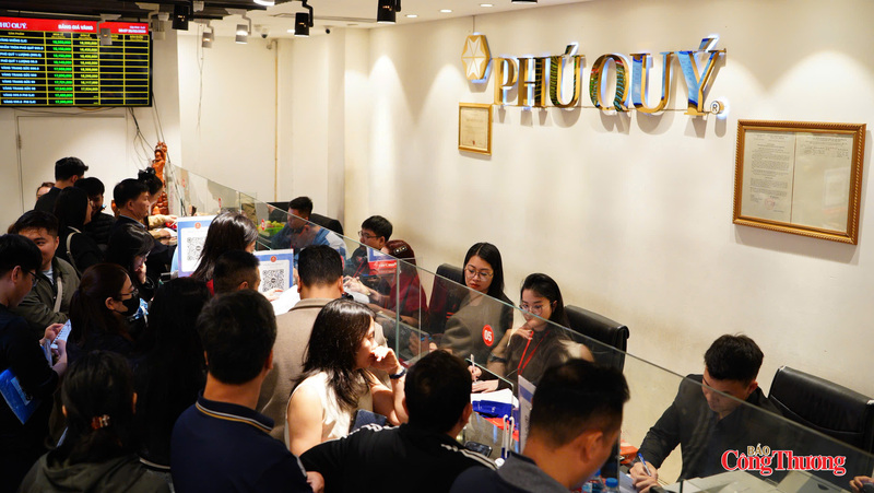 Hoạt động mua bán diễn ra liên tục nhưng ổn định trong ngày chính lễ.