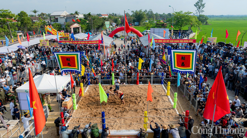 Rất đông người dân và du khách theo dõi các đô vật so tài