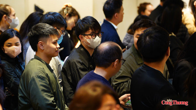 Người dân theo dõi chênh lệch giá mua, bán trước khi quyết định giao dịch.