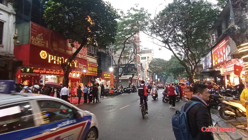 Lượng khách tăng mạnh từ trước 7h sáng tại các tuyến phố kinh doanh vàng trọng điểm.