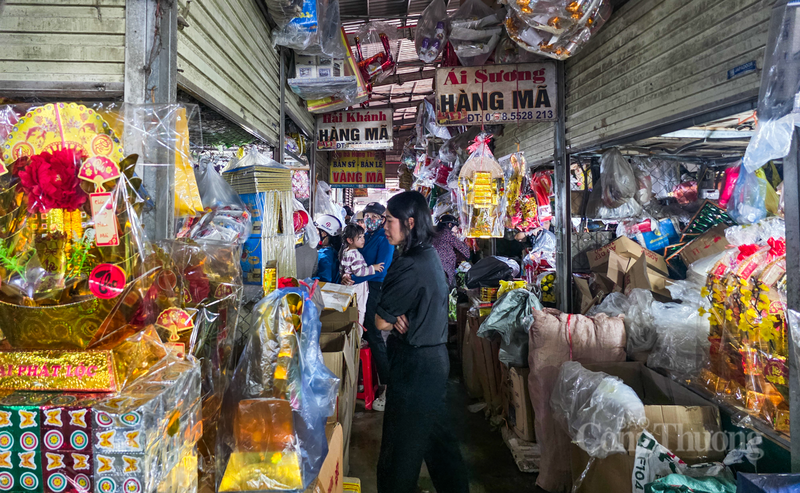 Theo quan niệm dân gian, Rằm tháng Giêng là dịp quan trọng nên các gia đình luôn chuẩn bị mâm lễ chu đáo để cầu mong sự bình an, may mắn cho cả năm.