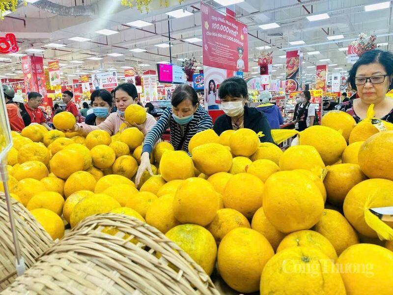 Khách hàng mua bưởi Diễn tại GO! Thăng Long.