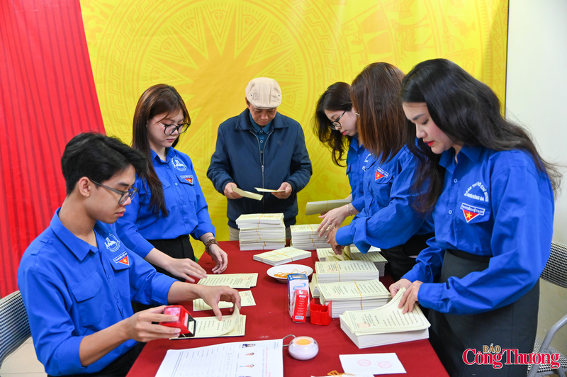 Còn 5 ngày là đến cuộc bầu cử đại biểu Quốc hội và HĐND các cấp, cán bộ khu dân cư cùng đoàn viên thanh niên phường Đống Đa đi từng ngõ, gõ từng nhà phát thẻ cử tri, hướng dẫn người dân đi bỏ phiếu.Kêt