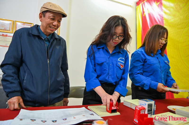 Hoàng Minh Ánh - Bí thư Chi đoàn khu dân cư 58, cùng các đoàn viên thanh niên tích cực hỗ trợ công tác bầu cử. Với Ánh và các đoàn viên, đây là công việc ý nghĩa, là niềm tự hào khi được góp một phần nhỏ vào công tác bầu cử - ngày hội lớn của đất nước.