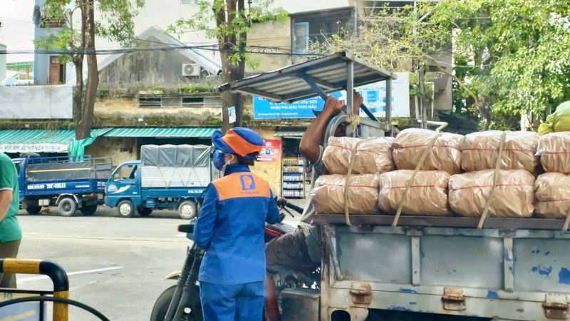 Những số điện thoại “đường dây nóng” sẽ được niêm yết công khai, hoạt động 24/7. Ảnh: Nguyễn Dương