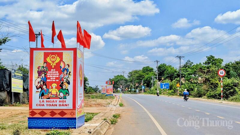 Trên các tuyến đường ở xã biên giới Ia Dom (tỉnh Gia Lai) đỏ rực sắc cờ Tổ quốc cùng băng rôn, khẩu hiệu tuyên truyền bầu cử.